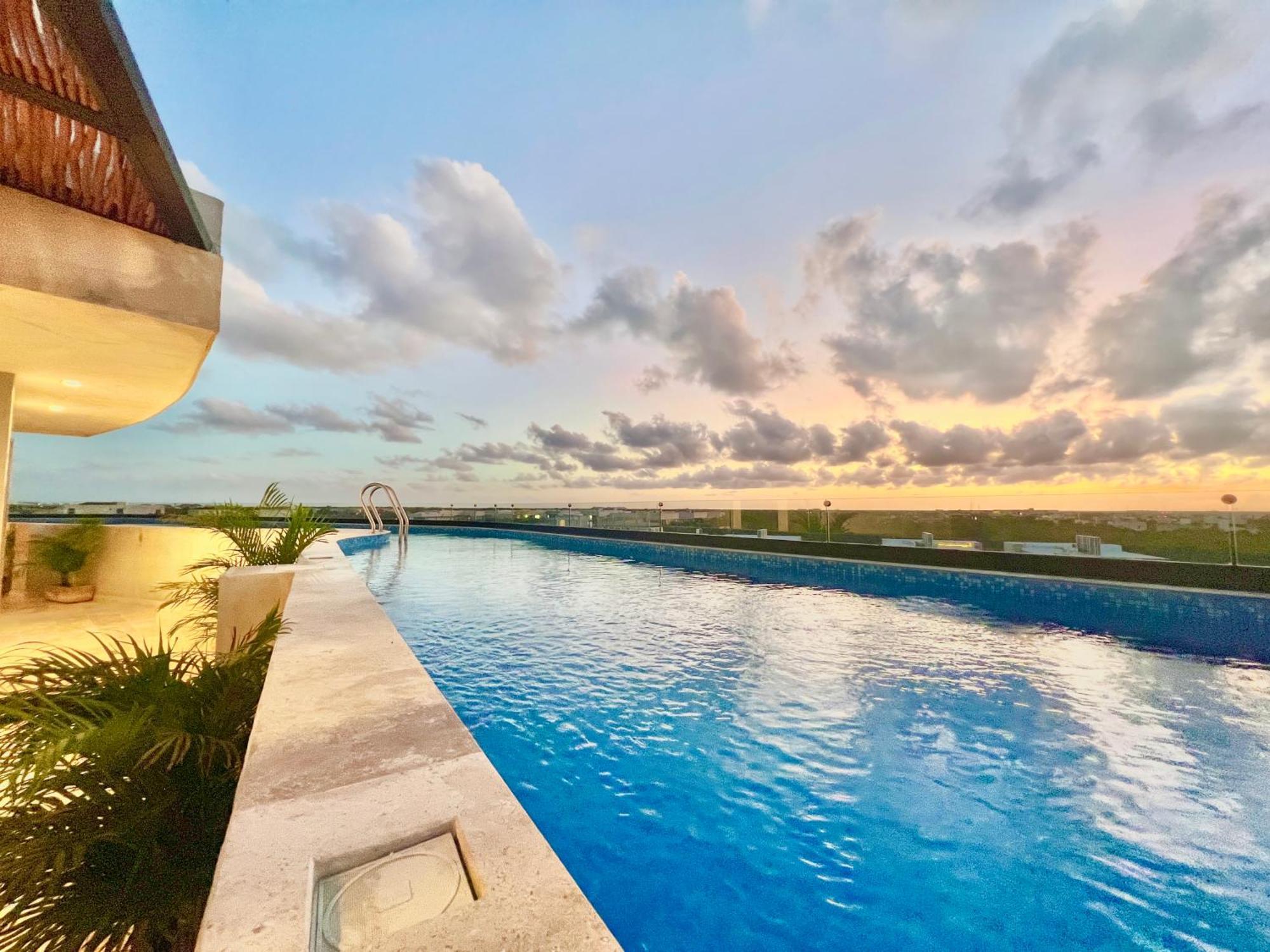 Rooftop Oasis: Urban Retreat With Infinity Pool & Private Terrace
